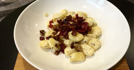 Gnocchis de pommes de terre et châtaignes maison, crème de gorgonzola, châtaignes rôties, truffe noire et jambon sec